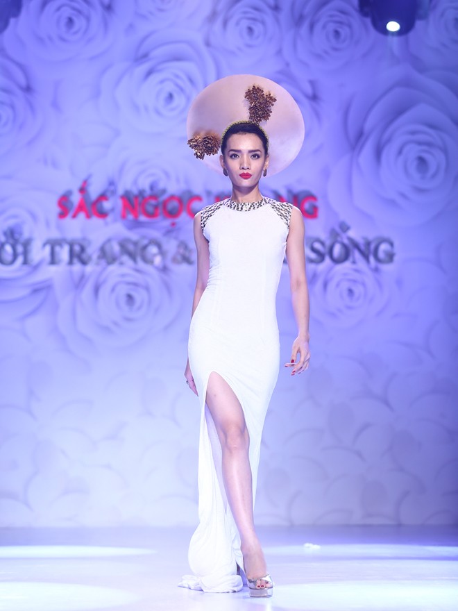 Hoàng Yến đeo móng vuốt như ma nữ trên sàn catwalk - ảnh 10