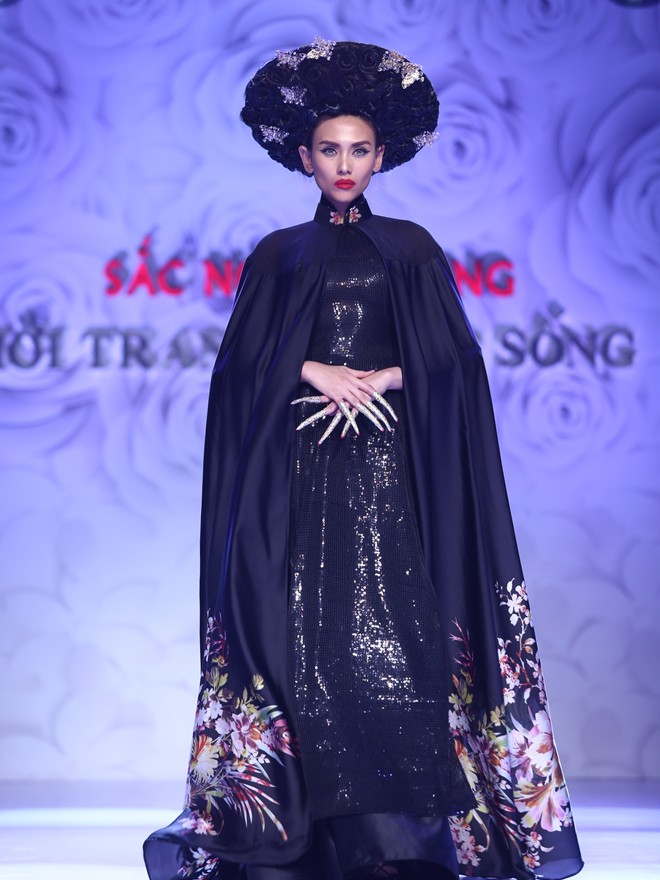 Hoàng Yến đeo móng vuốt như ma nữ trên sàn catwalk - ảnh 4