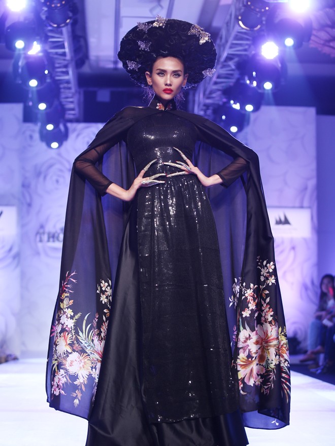 Hoàng Yến đeo móng vuốt như ma nữ trên sàn catwalk - ảnh 5