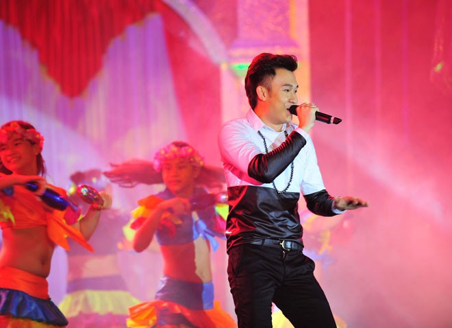 Diễn cực 'sung', Dương Triệu Vũ bị khán giả vây kín - ảnh 1