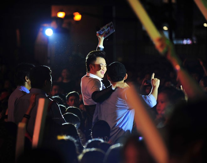 Diễn cực 'sung', Dương Triệu Vũ bị khán giả vây kín - ảnh 7