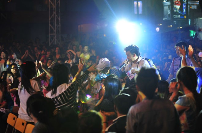 Diễn cực 'sung', Dương Triệu Vũ bị khán giả vây kín - ảnh 8