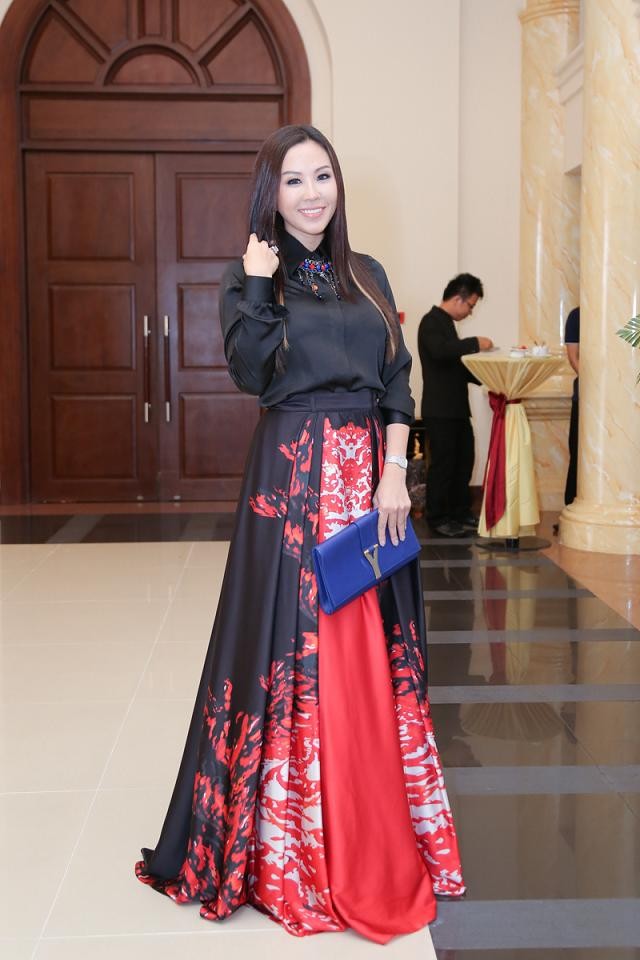 Thu Hoài khoe dáng với váy 140 triệu đồng - ảnh 4