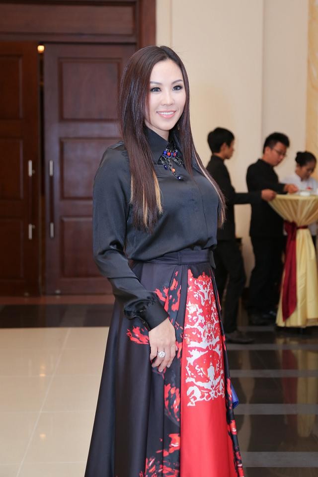 Thu Hoài khoe dáng với váy 140 triệu đồng - ảnh 3