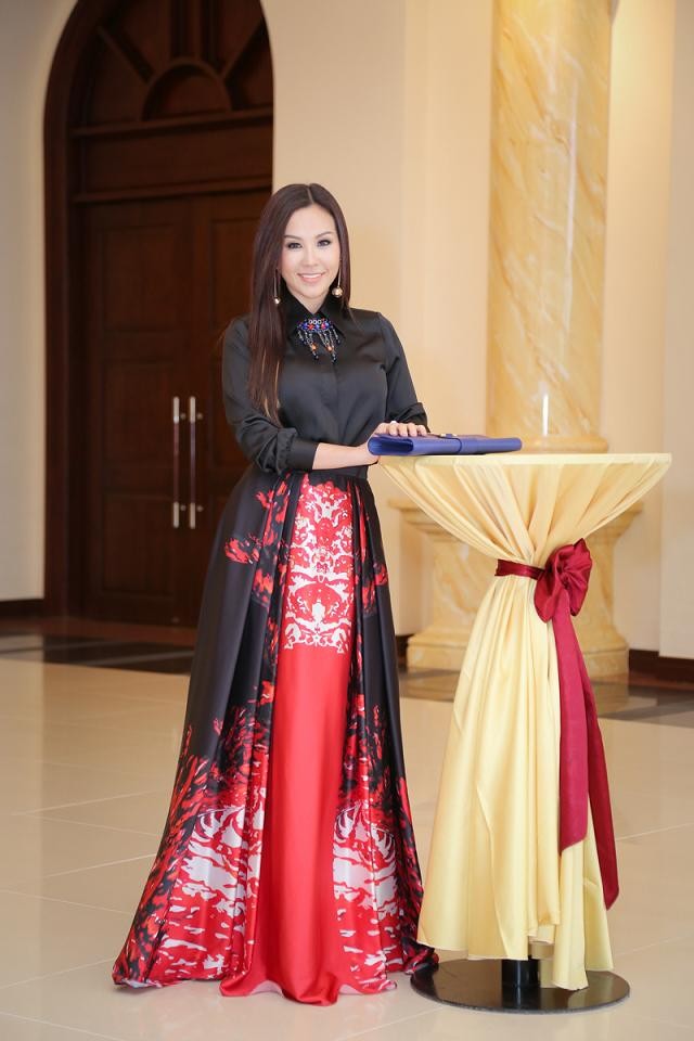 Thu Hoài khoe dáng với váy 140 triệu đồng - ảnh 1