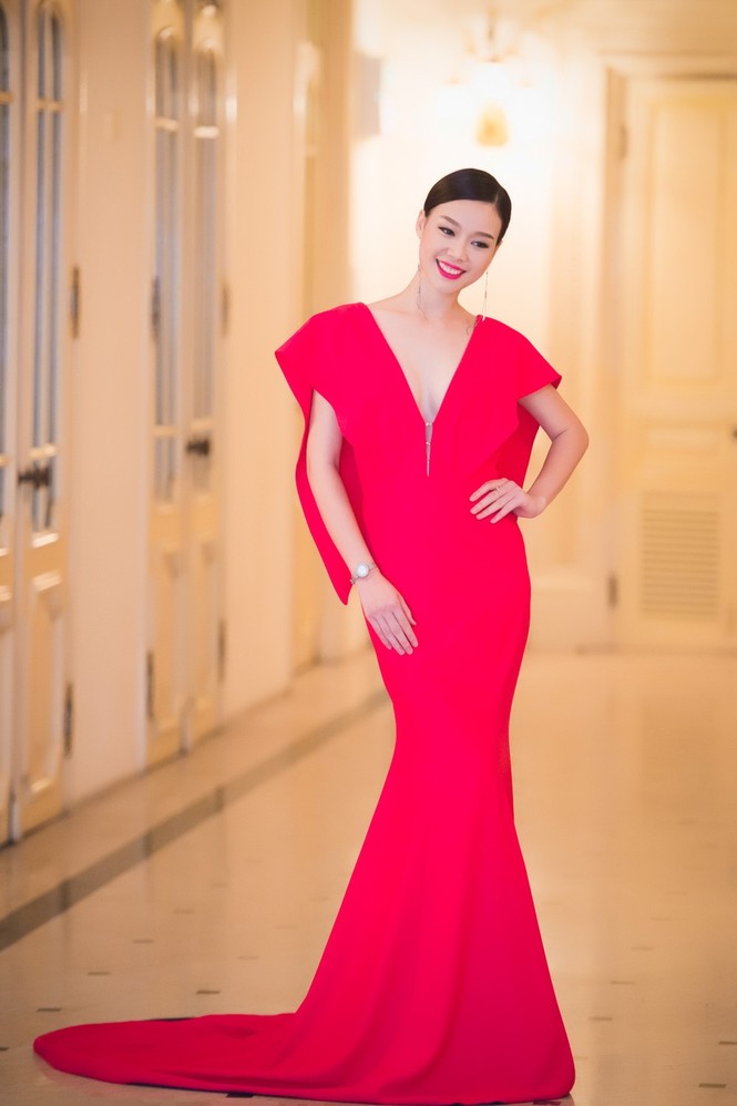 Dàn mỹ nữ 'đọ' lưng trần, ngực đầy sexy ở Hà Nội - ảnh 10