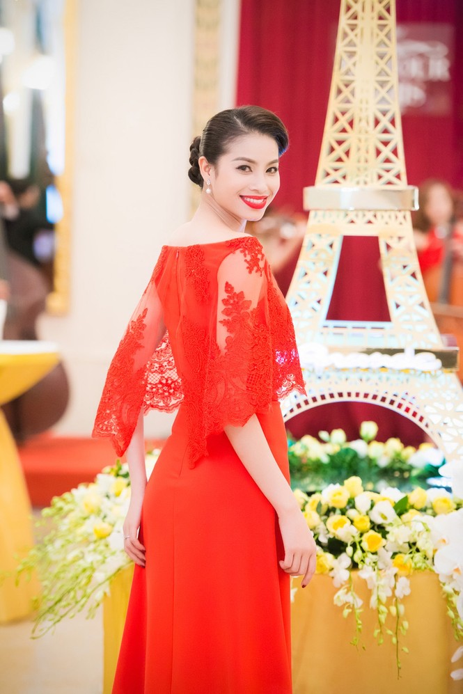 Dàn mỹ nữ 'đọ' lưng trần, ngực đầy sexy ở Hà Nội - ảnh 11