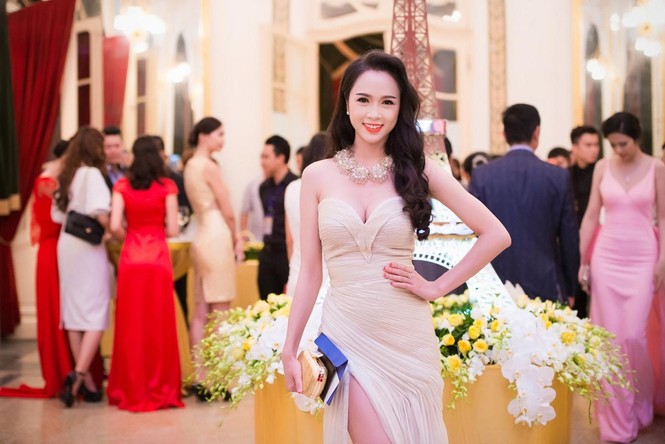 Dàn mỹ nữ 'đọ' lưng trần, ngực đầy sexy ở Hà Nội - ảnh 1