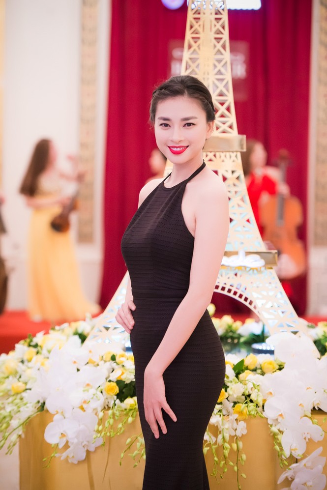 Dàn mỹ nữ 'đọ' lưng trần, ngực đầy sexy ở Hà Nội - ảnh 7