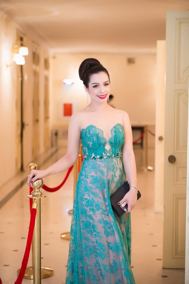 Dàn mỹ nữ 'đọ' lưng trần, ngực đầy sexy ở Hà Nội - ảnh 3