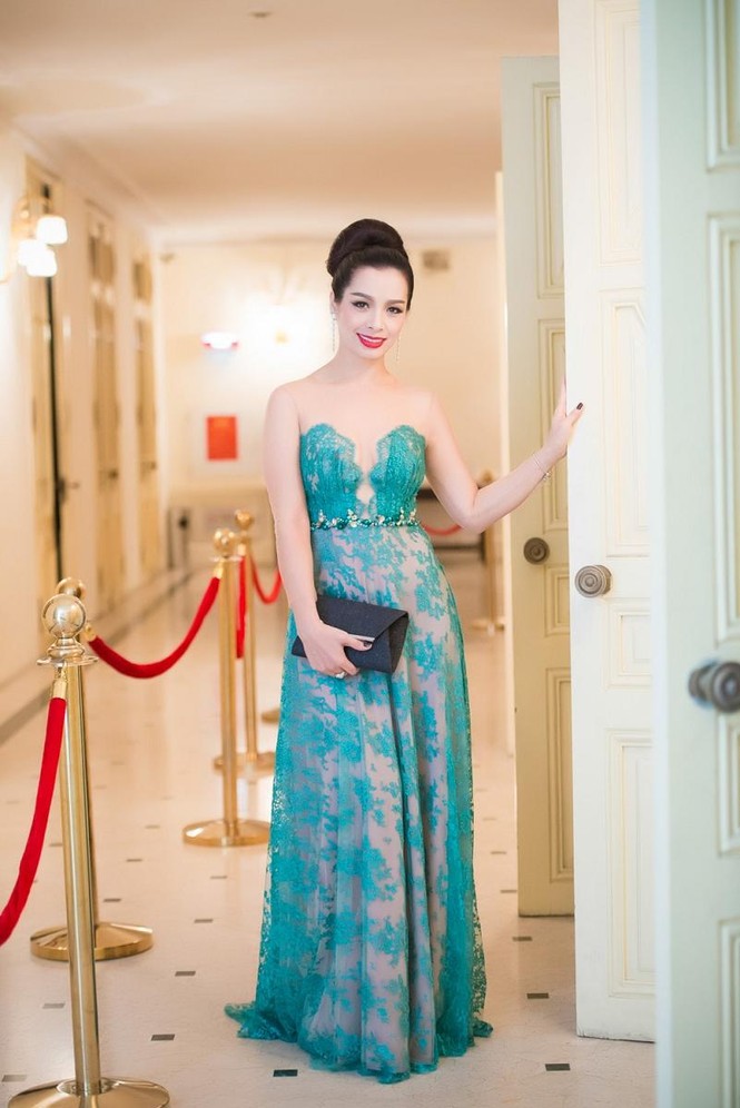 Dàn mỹ nữ 'đọ' lưng trần, ngực đầy sexy ở Hà Nội - ảnh 4