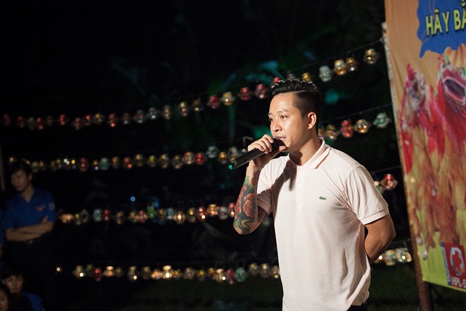 Tuấn Hưng phá cỗ trung thu cùng trẻ em nghèo - ảnh 2