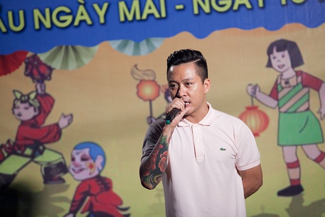 Tuấn Hưng phá cỗ trung thu cùng trẻ em nghèo - ảnh 1