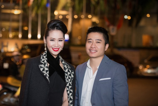 Dương Thùy Linh lưng trần gợi cảm cùng chồng dự tiệc - ảnh 3