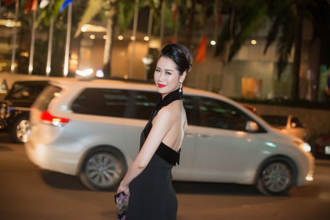 Dương Thùy Linh lưng trần gợi cảm cùng chồng dự tiệc - ảnh 1