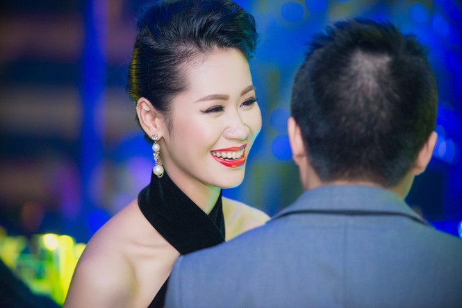 Dương Thùy Linh lưng trần gợi cảm cùng chồng dự tiệc - ảnh 4