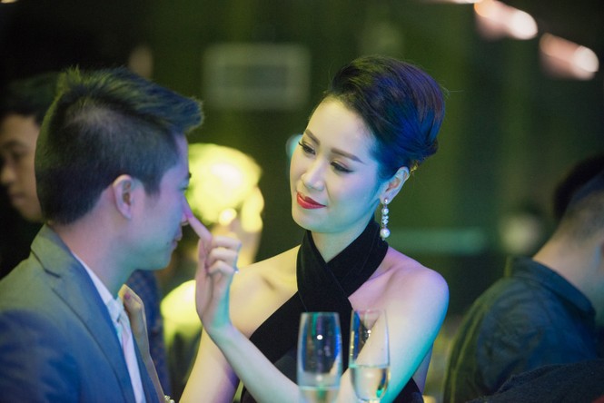 Dương Thùy Linh lưng trần gợi cảm cùng chồng dự tiệc - ảnh 5
