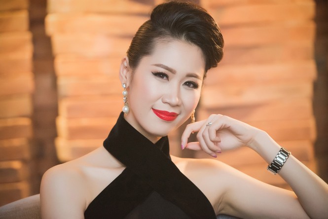 Dương Thùy Linh lưng trần gợi cảm cùng chồng dự tiệc - ảnh 10