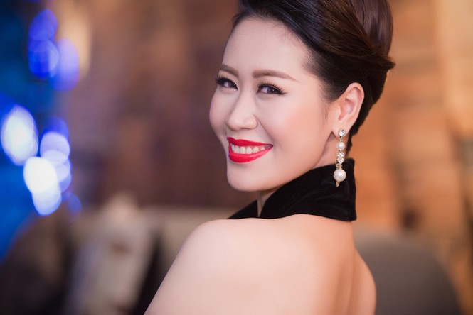 Dương Thùy Linh lưng trần gợi cảm cùng chồng dự tiệc - ảnh 11