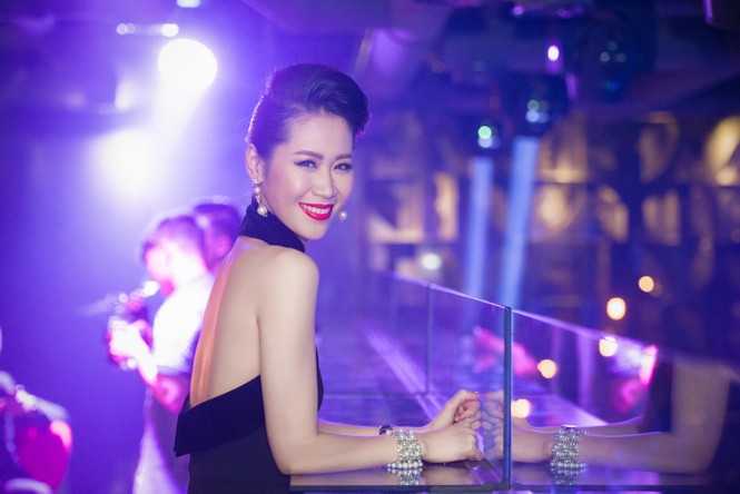 Dương Thùy Linh lưng trần gợi cảm cùng chồng dự tiệc - ảnh 7