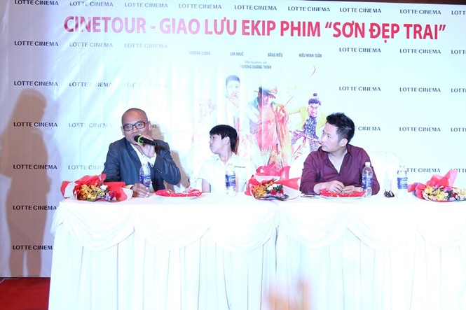 Bằng Kiều bị fans nữ vây kín, 'sàm sỡ' tại siêu thị - ảnh 8