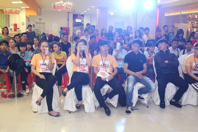 Bằng Kiều bị fans nữ vây kín, 'sàm sỡ' tại siêu thị - ảnh 4