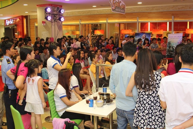 Bằng Kiều bị fans nữ vây kín, 'sàm sỡ' tại siêu thị - ảnh 5