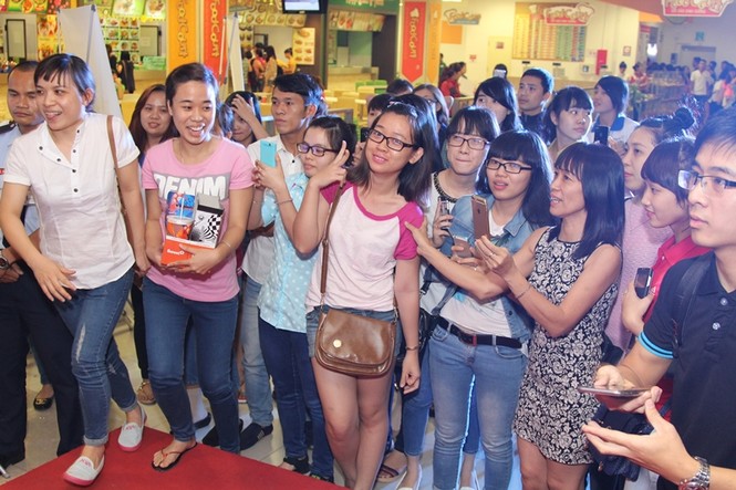 Bằng Kiều bị fans nữ vây kín, 'sàm sỡ' tại siêu thị - ảnh 3