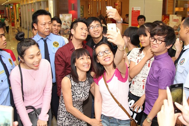 Bằng Kiều bị fans nữ vây kín, 'sàm sỡ' tại siêu thị - ảnh 12