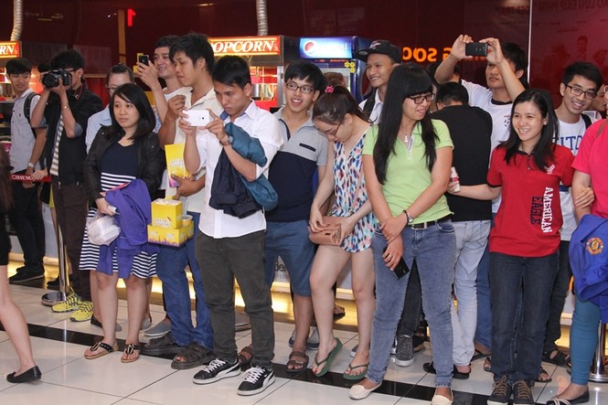 Bằng Kiều bị fans nữ vây kín, 'sàm sỡ' tại siêu thị - ảnh 2