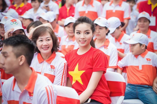 Hoa hậu Kỳ Duyên năng động chạy bộ quanh hồ Hoàn Kiếm - ảnh 2