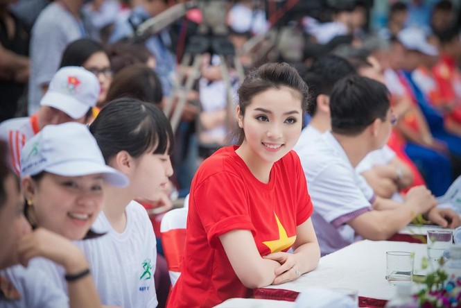 Hoa hậu Kỳ Duyên năng động chạy bộ quanh hồ Hoàn Kiếm - ảnh 1