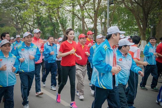 Hoa hậu Kỳ Duyên năng động chạy bộ quanh hồ Hoàn Kiếm - ảnh 6
