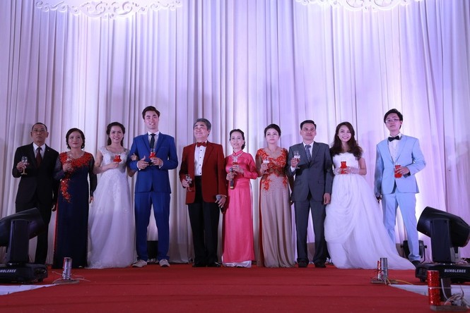 Kỷ niệm 30 năm ngày cưới, NSND Quang Thọ làm đám cưới cho 2 con - ảnh 12