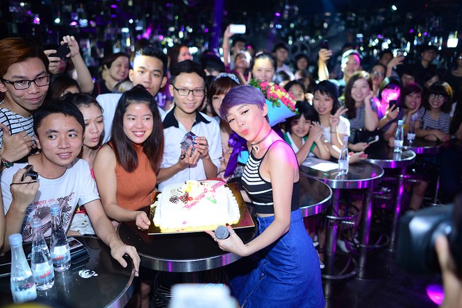 Tóc Tiên cười 'hết ga' trong vòng vây fan Hà Nội - ảnh 8