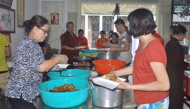 Hàng ngàn người đi lễ Vu lan báo hiếu - ảnh 10