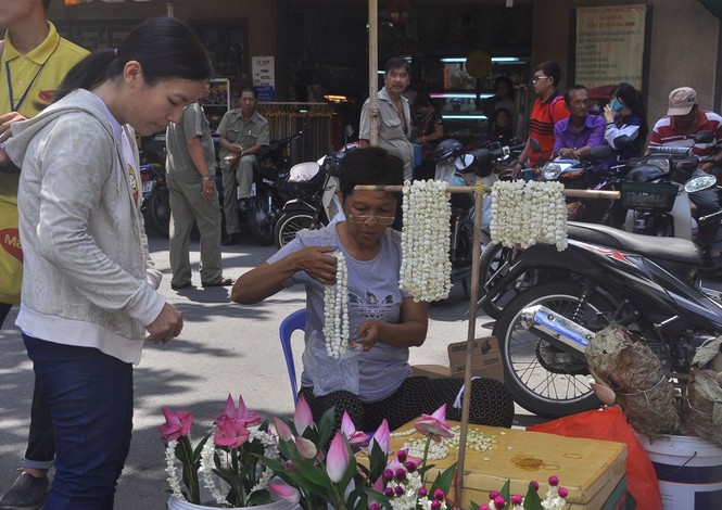 Hàng ngàn người đi lễ Vu lan báo hiếu - ảnh 1