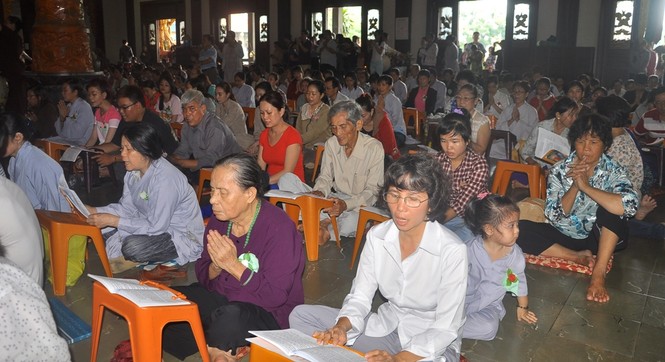 Hàng ngàn người đi lễ Vu lan báo hiếu - ảnh 6