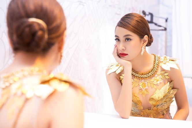Hoàng Thùy Linh 'đốt mắt' khán giả với váy xuyên thấu - ảnh 5