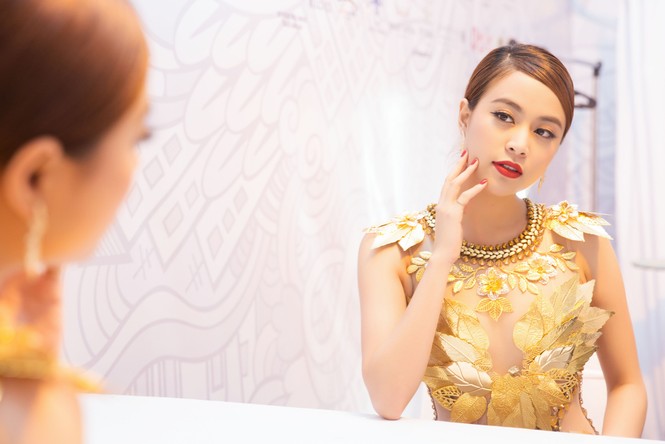 Hoàng Thùy Linh 'đốt mắt' khán giả với váy xuyên thấu - ảnh 4