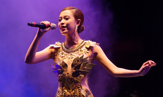 Hoàng Thùy Linh 'đốt mắt' khán giả với váy xuyên thấu - ảnh 7