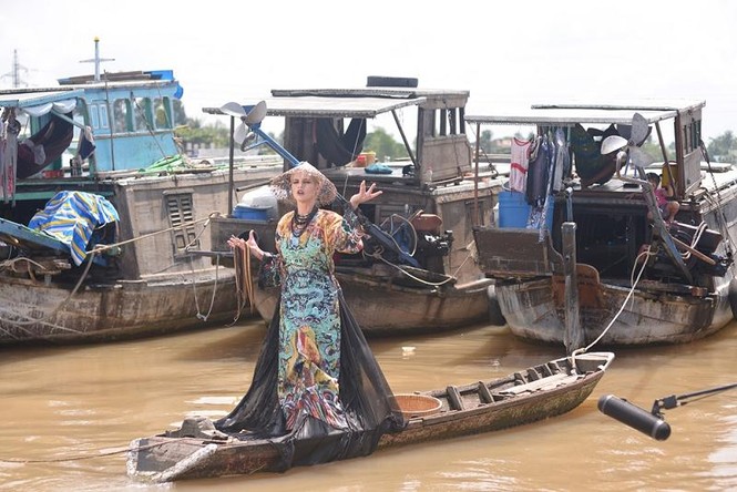 Thí sinh Next Top Ba Lan sợ hãi nếm thử nhộng, tiết canh - ảnh 14