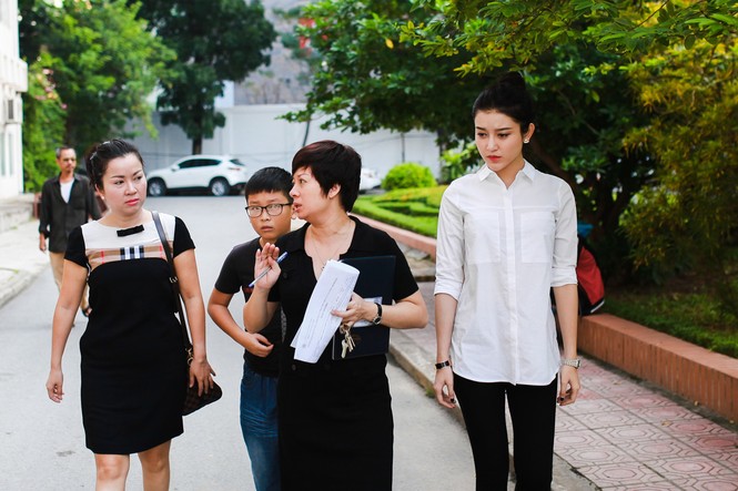 Bản tin Hoa hậu: Huyền My cùng mẹ đi phát cơm từ thiện - ảnh 1