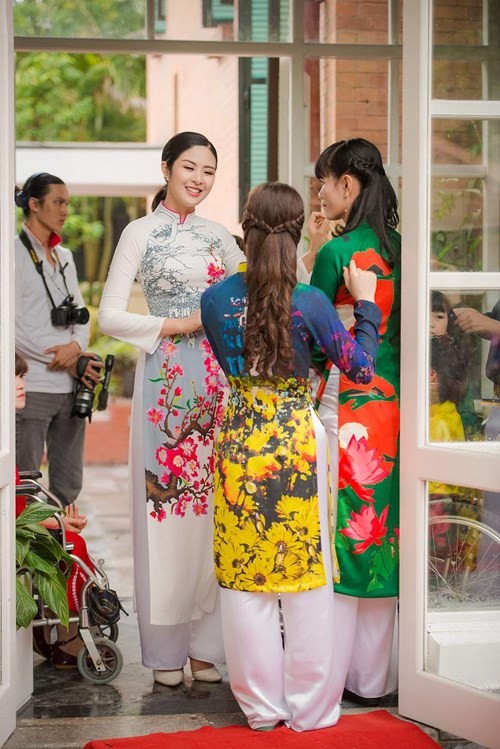 Bản tin Hoa hậu: Huyền My cùng mẹ đi phát cơm từ thiện - ảnh 3