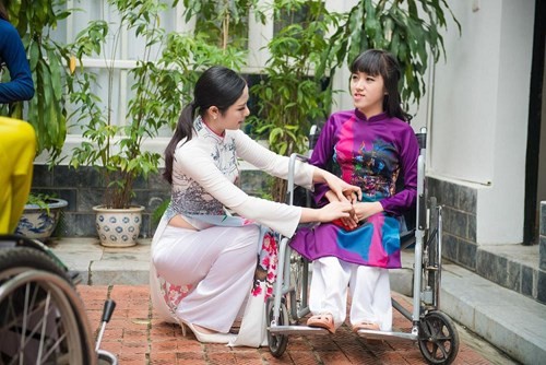 Bản tin Hoa hậu: Huyền My cùng mẹ đi phát cơm từ thiện - ảnh 4