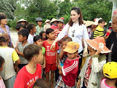Bản tin Hoa hậu: Huyền My cùng mẹ đi phát cơm từ thiện - ảnh 8