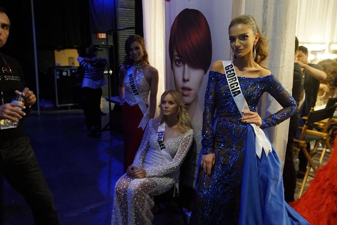 Phạm Hương lộng lẫy, tự tin ở bán kết Miss Universe - ảnh 10