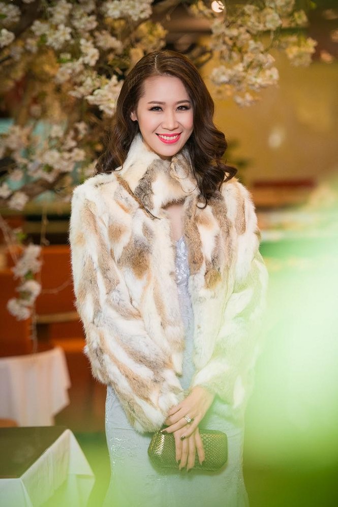 Dương Thùy Linh, Phan Thị Mơ khoe lưng trần quyến rũ - ảnh 2