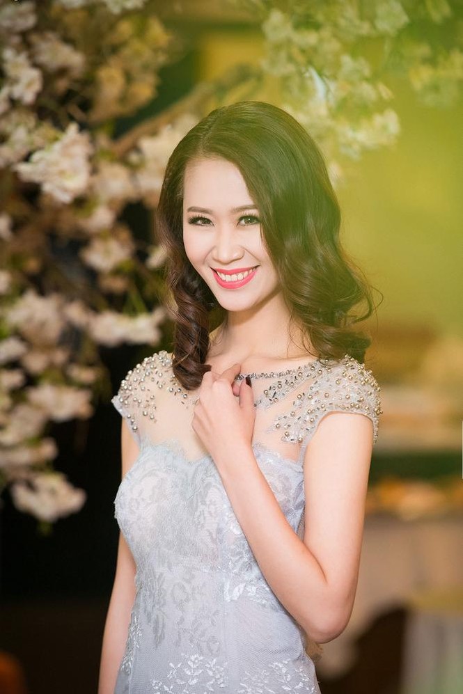Dương Thùy Linh, Phan Thị Mơ khoe lưng trần quyến rũ - ảnh 4