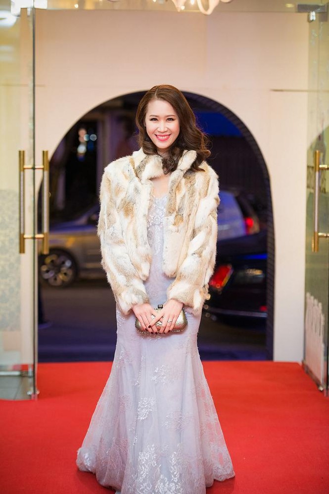 Dương Thùy Linh, Phan Thị Mơ khoe lưng trần quyến rũ - ảnh 1